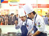 Táborský mistr kuchař Martin Svatek právě ochutnává pokrm, který čeští soutěžící uvařili pro soutěžní porotu v Singapuru, odkud se o víkendu vrátili ze světového šampionátu.