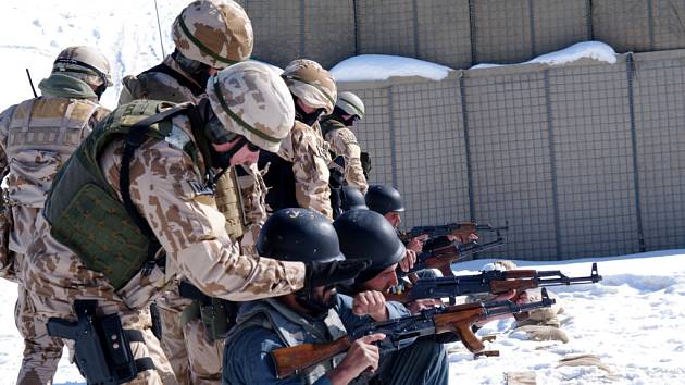 Čeští vojenští policisté učí své afghánské kolegy manipulaci se zbraní.