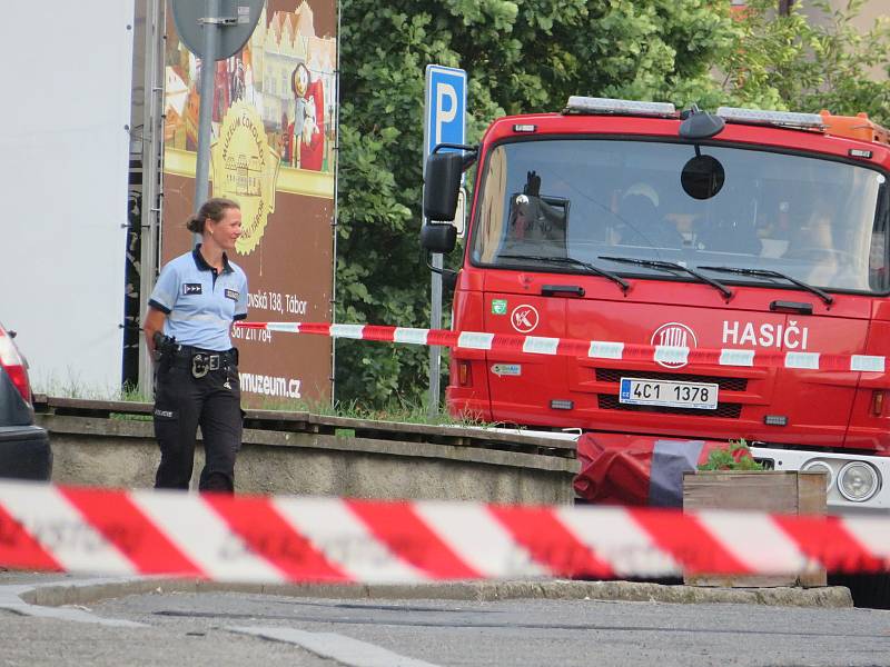 Starší muž v Táboře ve Vančurově ulici zaměstnal všechny složky integrovaného systému. Po půl 10 večer skočil z třetího patra Centra univerzita Tábor.