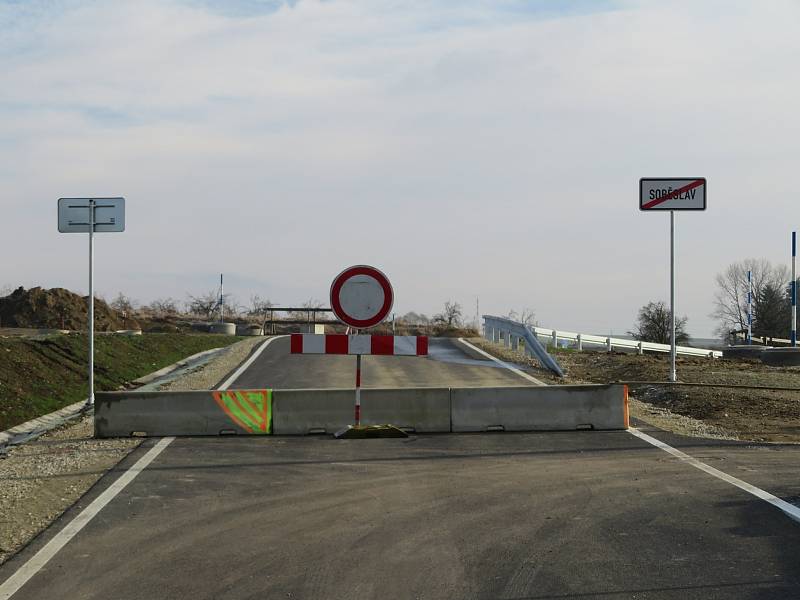 Výstavba nové přeložky IV. koridoru v úseku Soběslav - Doubí u Tábora v lednu 2022.