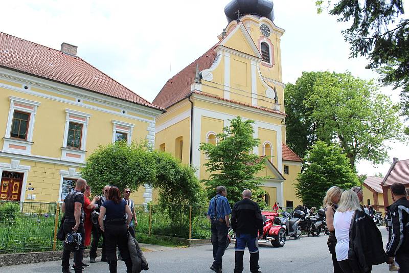 Motorkáři si do Chýnova přijeli pro požehnání již počtvrté.