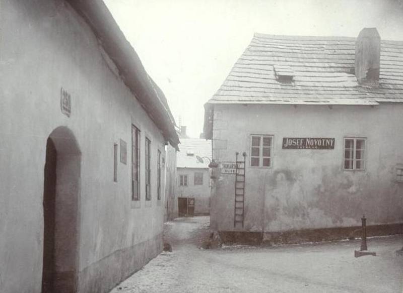 Táborská podloubí a uličky Starého města. Fotografie pochází z táborského atelieru Šechtl a Voseček. Zveřejňujeme je s laskavým svolením Marie Šechtlové.