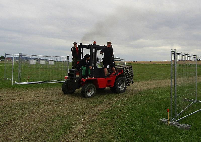 Na letišti Aeroklubu Tábor v lokalitě Čápův dvůr ve čtvrtek 7. července odpoledne panoval čilý pracovní ruch. Chystá se 16. ročník festivalu Mighty Sounds.