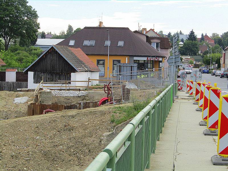 Starý plánský most už v pondělí 18. července nahradí provizorní jednosměrné přemostění Lužnice.