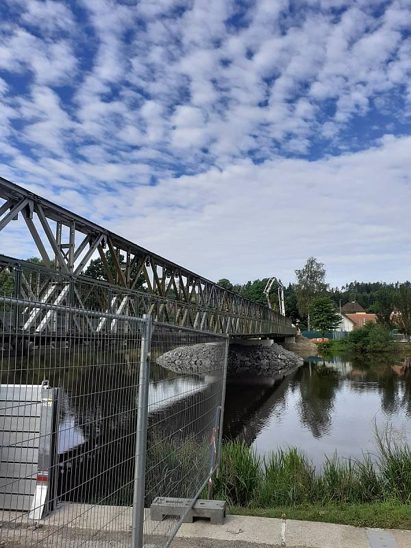Starý plánský most už v pondělí 18. července nahradí provizorní jednosměrné přemostění Lužnice.