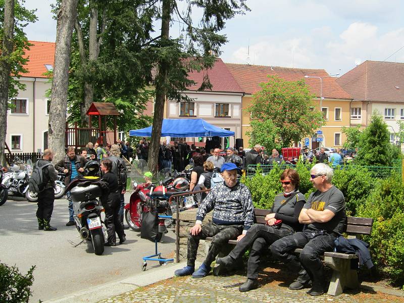 V pořadí 6. ročník Motorkářského požehnání v Chýnově se vydařil, hojné účasti přálo počasí a i atmosféra byla opět magická.