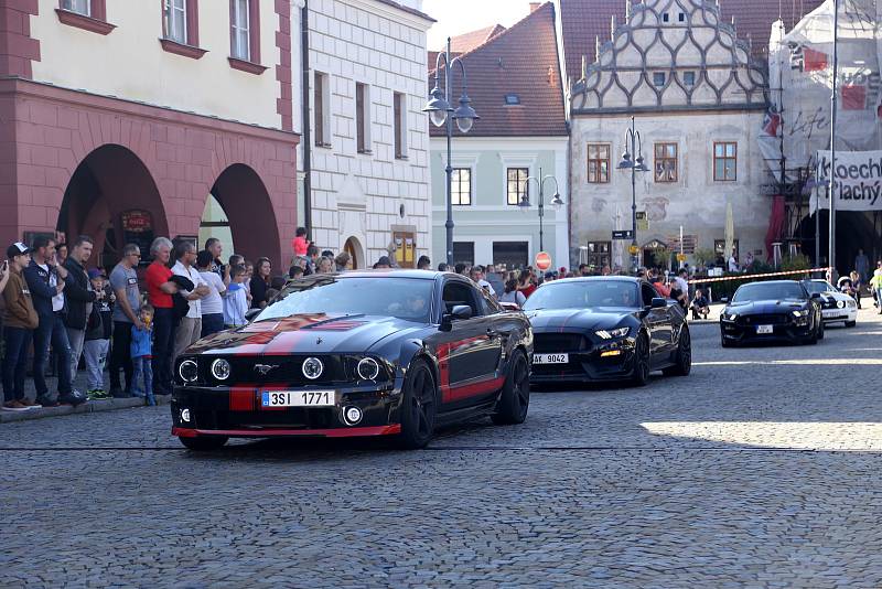 Příspěvky věnovali řidiči, návštěvníci i další organizace. Kolona automobilů vyjela ráno z Tábora do Bechyně a odpoledne se přestavila na Žižkově náměstí.