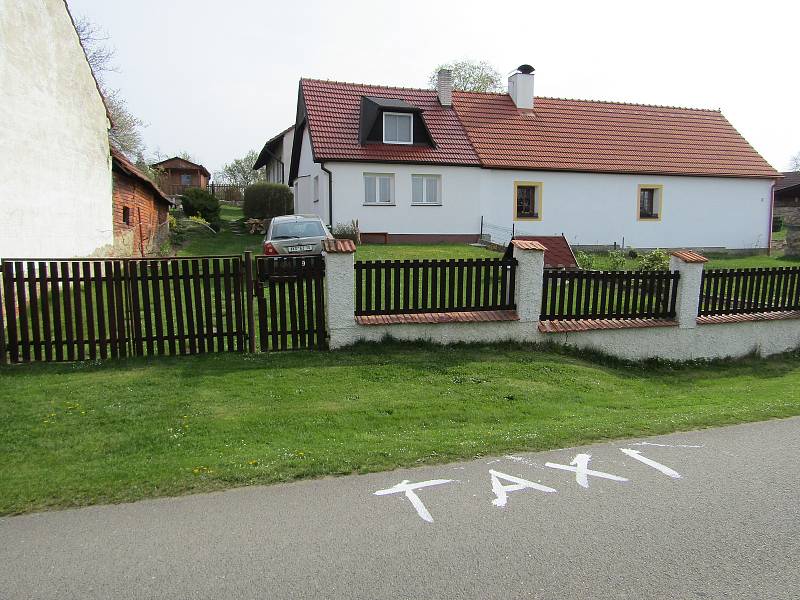 Minutový manžel, rikša, hlídač T., či uhlobaron, ti všichni bydlí v Katově na Táborsku a na 1. máje to měli napsáno vápnem před vstupem do domu.