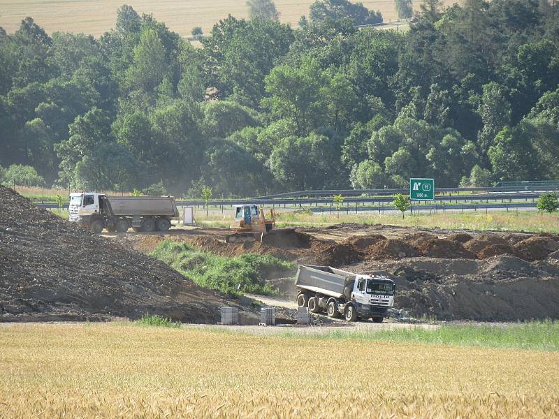 Výstavba nového devítikilometrového úseku IV. mezi Soběslaví a Doubím u Tábora opět pokročila. Přeložka, která vyjde Správu železnic na více než 4 miliardy dostává postupně podobu, rostou mostní pilíře a vyhlouben je i Zvěrotický tunel.