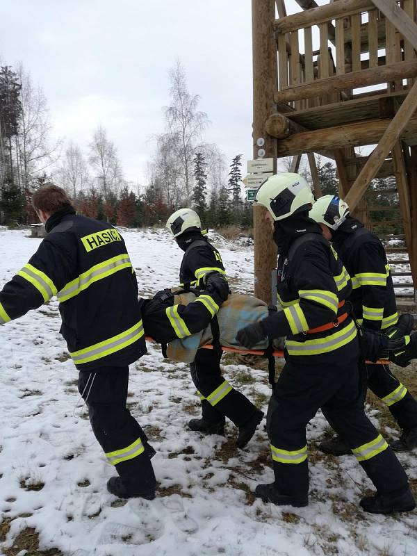 Na svákovské rozhledně nalezli hasiči zraněného "návštěvníka".