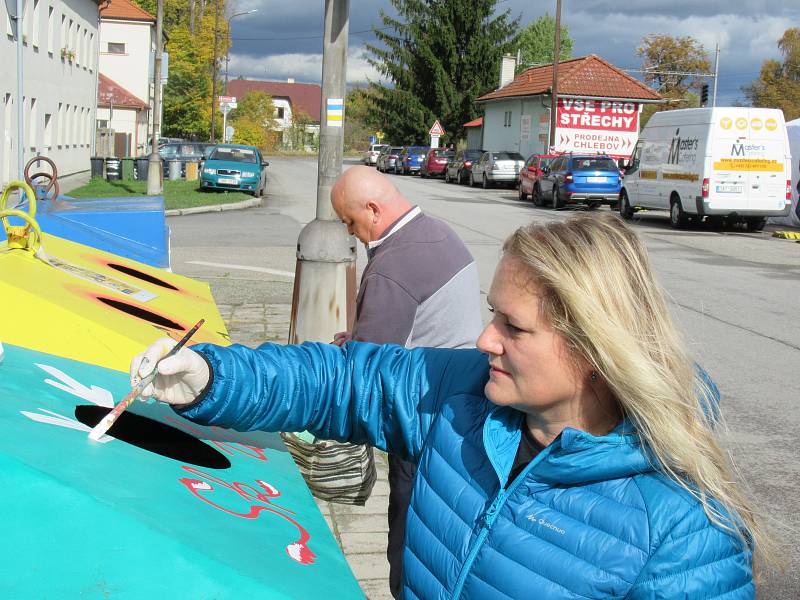 Projekt GraffitEko, díky kterému soběslavští žáci zkrášlují městské kontejnery, pokračuje i tento rok. Maluje se potřetí. Děti zdobí kontejnery u nádraží, zbývá už jen poslední.