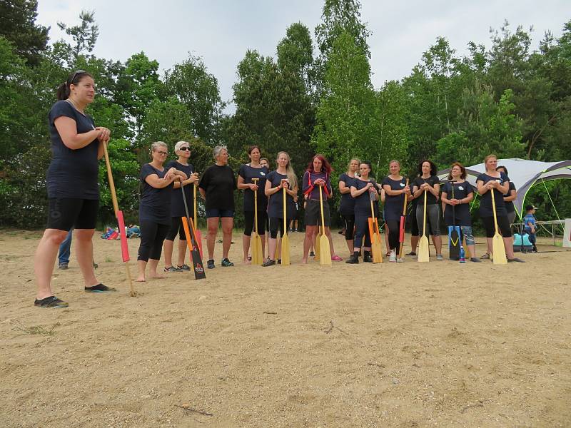 Slavnostní křest dračí lodě a první trénink Bestií se uskutečnil v neděli 6. června v 15 hodin.