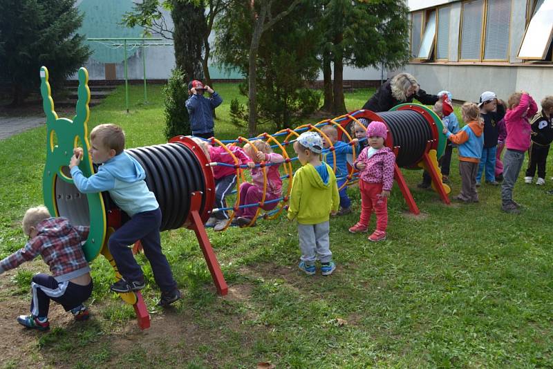 Nové prvky na hřišti u mateřské školy na Sídlišti nad Lužnicí.