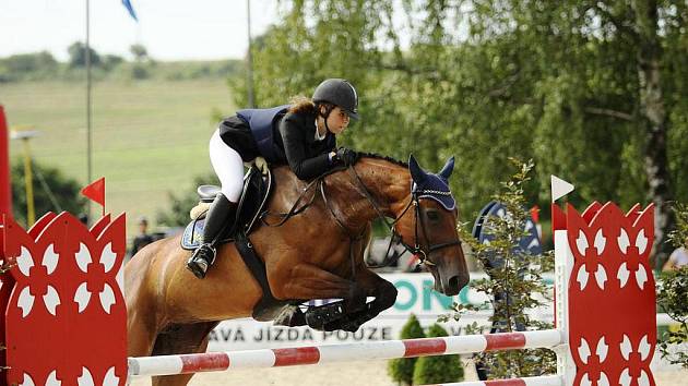 Petra Boháčová se věnuje jízdě na koni a parkuru.