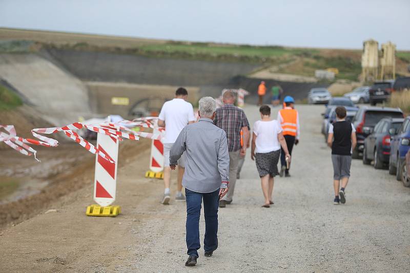 Slavnostní dorážka tunelu se v Mezně na Benešovsku konala v pátek 14. srpna. Akce se zúčastnil i místopředseda vlády České republiky, ministr průmyslu a obchodu a ministr dopravy v jedné osobě, Karel Havlíček.