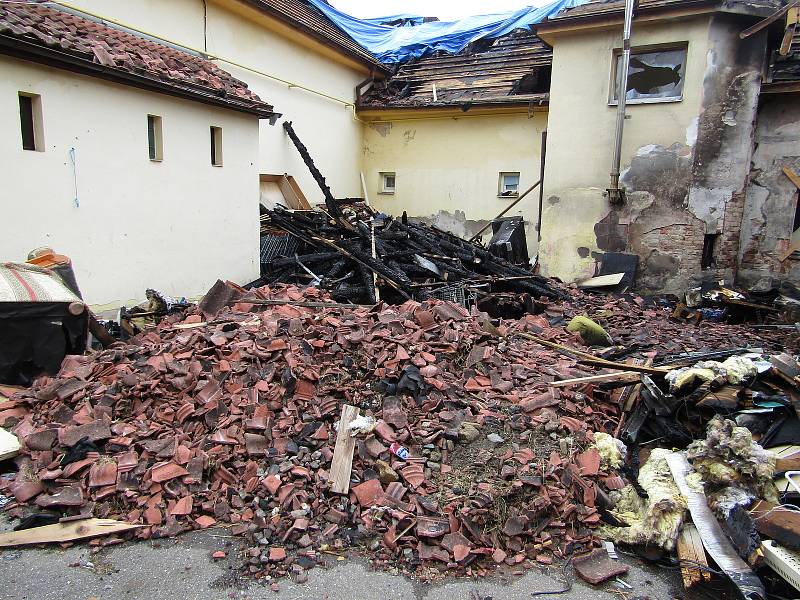 Ubytovna v Táboře deset dnů po požáru. Škodu hasiči odhadují na pět milionů.