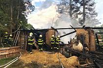 V sobotu hořelo v Dobronicích u Chýnova. I přes snahu hasičů požár zničil stodolu a poškodil obytný dům.