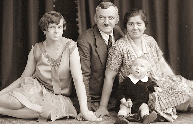 Josef Jindřich se svou druhou ženou Boženou, dcerou Ludmilou a synem Josefem Ferdinandem Ignácem, otcem Marie Michaely Šechtlové.  Snímek je z roku 1925. 