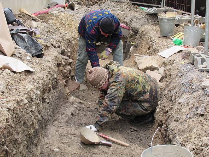 Archeologický průzkum v Klášterní ulici v Sezimově Ústí I.