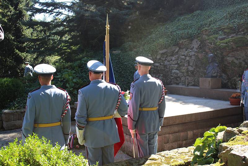 Výročí 71 let od úmrtí druhého československého prezidenta Edvarda Beneše připomenul pietní akt, který se konal v úterý od 11 hodin u Benešova hrobu v Sezimově Ústí.