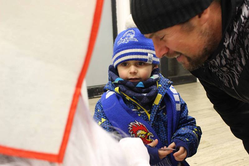 Čertovské přivítání fanoušků HC Tábor na zimním stadionu.