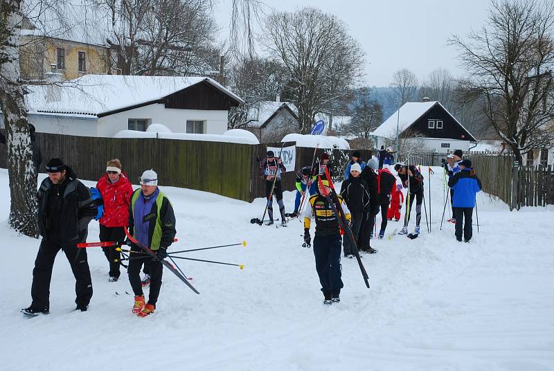 ZÁVOD. Na trať amatérského běžkařského závodu se postavilo přes 120 lyžařů