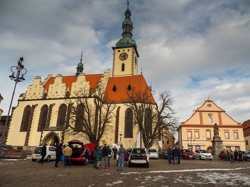 Elektromobily startovaly na Rallye Česká Sibiř z táborského Žižkova náměstí.