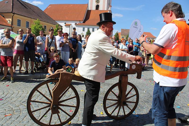 V Bechyni se v sobotu konal 45. ročník závodů koloběžek.