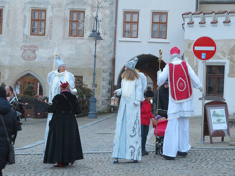 Mikulášská nadílka na Žižkově náměstí v Táboře v neděli 5. prosince.