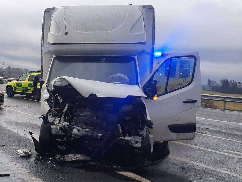 Srážka osobního auta s dodávkou na chýnovském obchvatu 24. listopadu přinesla těžké zranění řidiče osobáku.