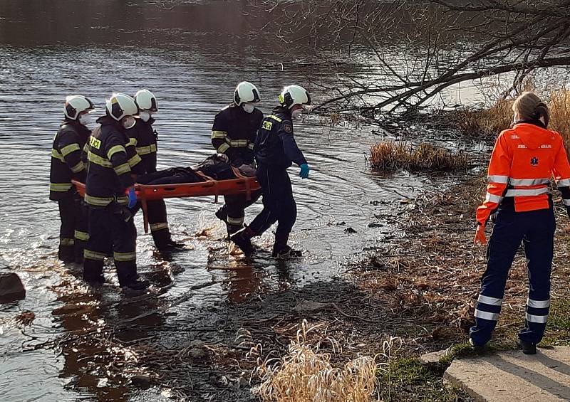 K zásahu k jezu na řece Lužnici vyrazili jak táborští profesionální hasiči tak dobrovolní hasiči z Plané nad Lužnicí.