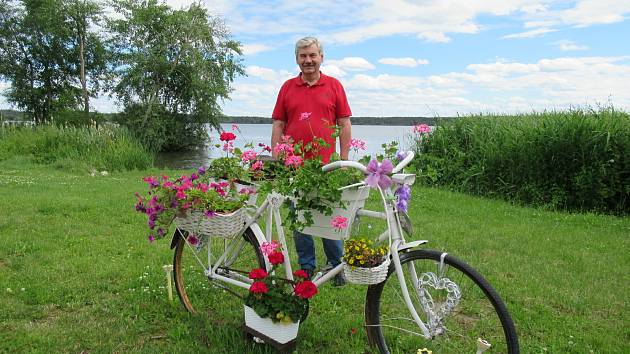 Jarmila a Pavel Šonkovi umístili svůj zdobený bicykl nedaleko horusického vodníka.