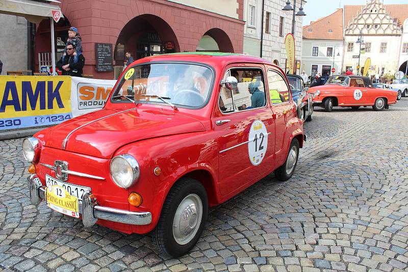 Z Tábora v sobotu dopoledne vyrazila rallye veteránů Spring Classic.