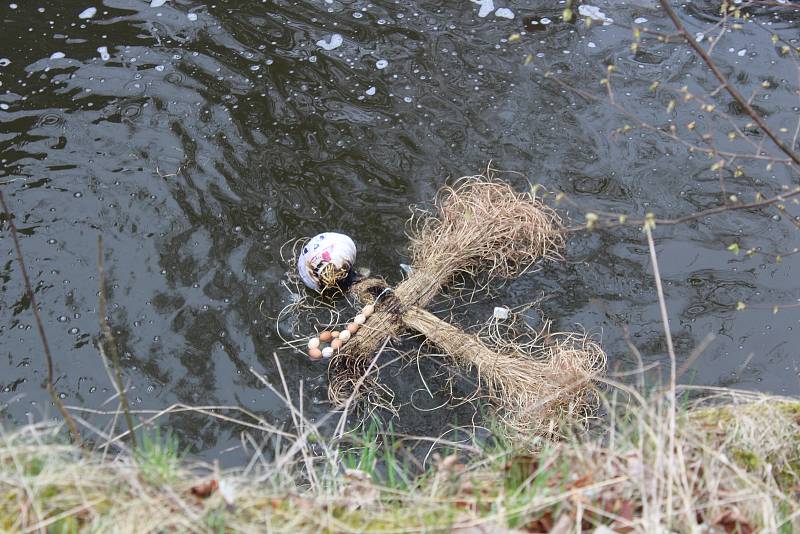 Zima skončila. Moranu svrhli v Borotíně pod splav.