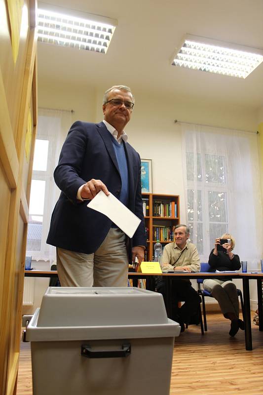 Do volebního okrsku v Bechyni patří i předseda TOP 09 Miroslav Kalousek.