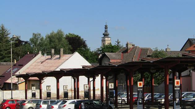Vlakové a autobusové nádraží v Soběslavi, kde už začátkem července zahájí Správa železnic stavbu dopravního terminálu.