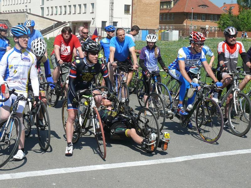 Na start se postavilo téměř 30 cyklistů. 