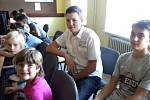 Škola - V Opařanech první školní den pomáhají prvňáčkům jejich starší kolegové - deváťáci. 