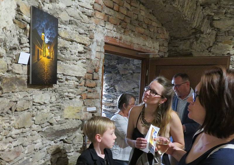 Vernisáž výstavy snímků soběslavského rodáka Michala Petrů se uskutečnila v galerii Hláska v pátek 4. června 2021.