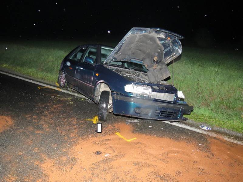 Na železničním přejezdu u obce Sudoměřice u Bechyně se v úterý večer střetlo osobní a nákladní auto. Kamion se pak převrátil a zasahoval do kolejiště.