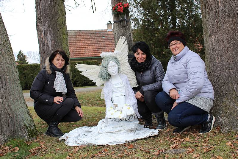 Čtyřicítka andělů zdobí malou vísku Nové Dvory poblíž Opařan na Táborsku.