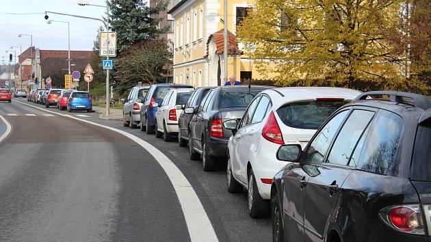 Plánské trápí dopravní situace. Parkoviště u Farského rybníka je pravidelně plné.