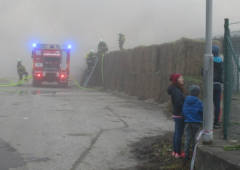 Druhý stupeň požárního poplachu byl vyhlášen v pátek odpoledne při požáru v Choustníku. Na místě zasahovali profesionálové ze Soběslavi a Tábora a dobrovolní hasiči z Plané nad Lužnicí, Choustníku, Tučap, Chýnova a Deštné.