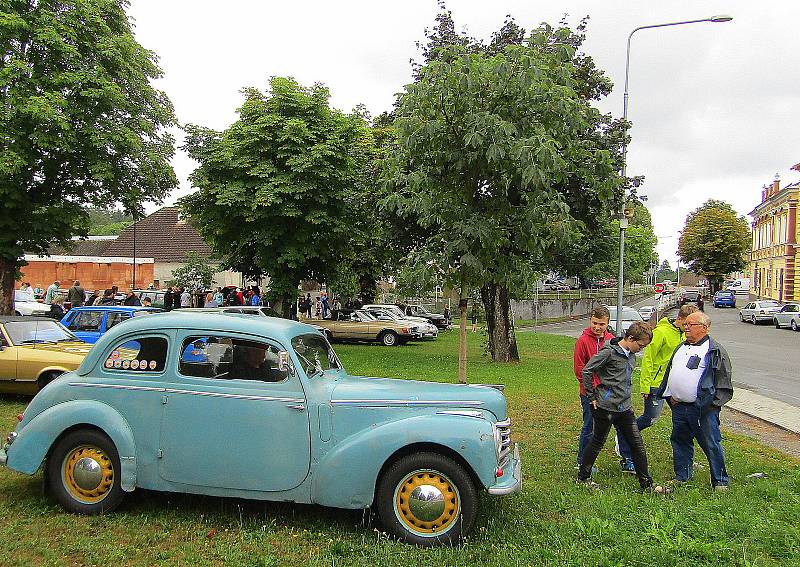 Sedmý ročník srazu veteránů v Chýnově se uskutečnil v neděli 21. srpna. Na prostranství před základní školu dorazilo na 130 historických vozů a motocyklů, posádky se potom vydaly na vyjížďku se zastávkou v centru Soběslavi.