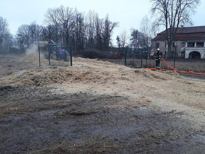 Čtyři jednotky hasičů uháněly v sobotu ráno do Ratibořských Hor k požáru uskladněné slámy.