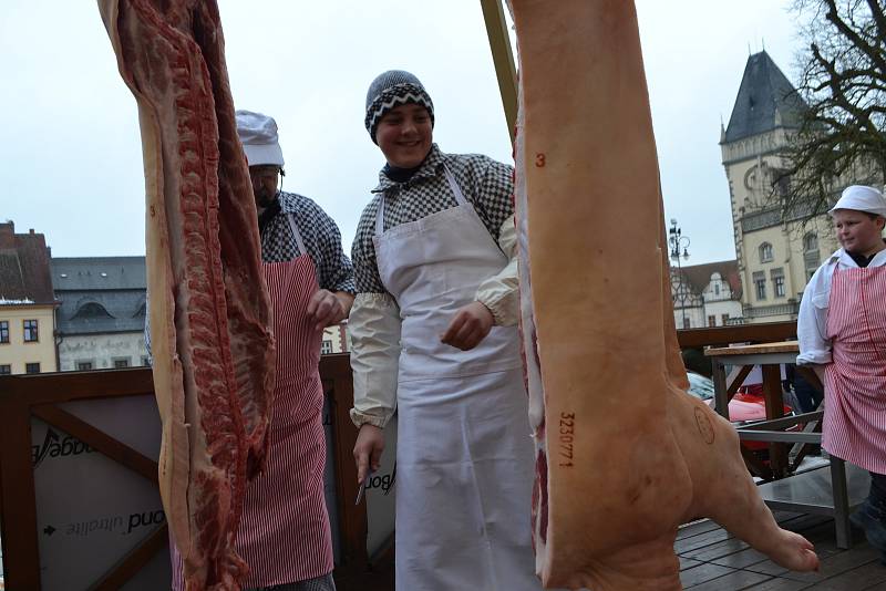 Na předzahrádce restaurace Beseda na Žižkově náměstí v Táboře se od sobotního rána rozvoněla hned celá řada dobrot: jitrnice, ovar, tlačenka a další vybrané zabijačkové lahůdky.