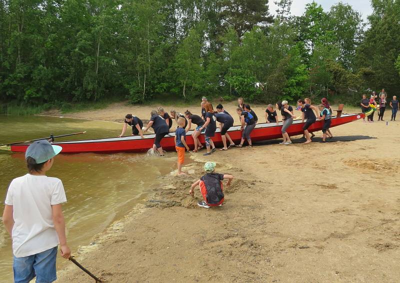 Slavnostní křest dračí lodě a první trénink Bestií se uskutečnil v neděli 6. června v 15 hodin.