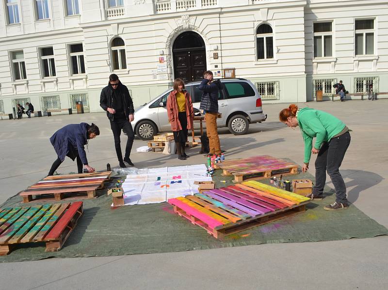 Na náměstí vyráběli dobrovolníci nábytek pro festival Jeden svět.