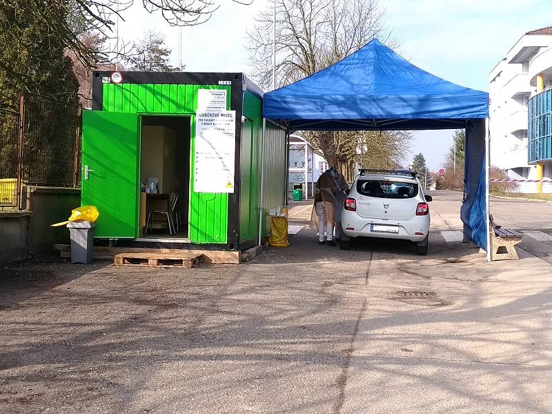 Strážníci dohlíží na odběrové stanoviště pro osoby s podezřením na nákazu koronavirem, v úředních hodinách stráží městský úřad či budou dozorovat karanténní zařízení na Blanickém předměstí.