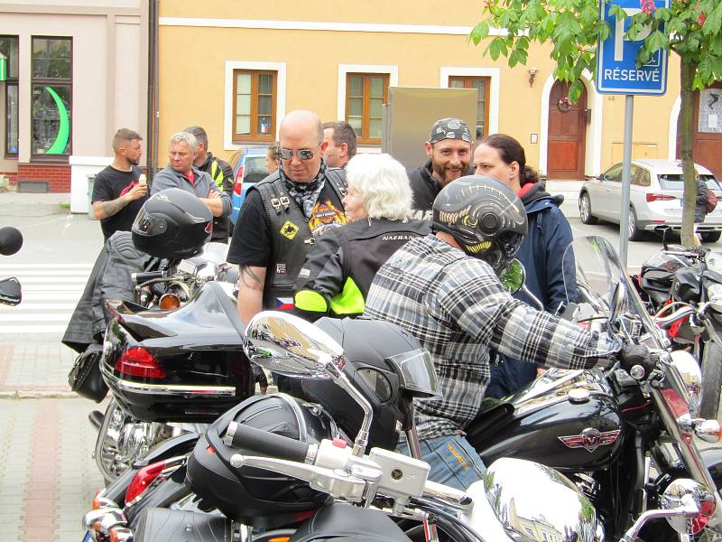 V pořadí 6. ročník Motorkářského požehnání v Chýnově se vydařil, hojné účasti přálo počasí a i atmosféra byla opět magická.